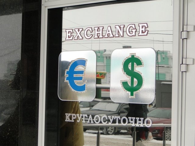 Новосибирцы скупают подорожавшие доллары и евро